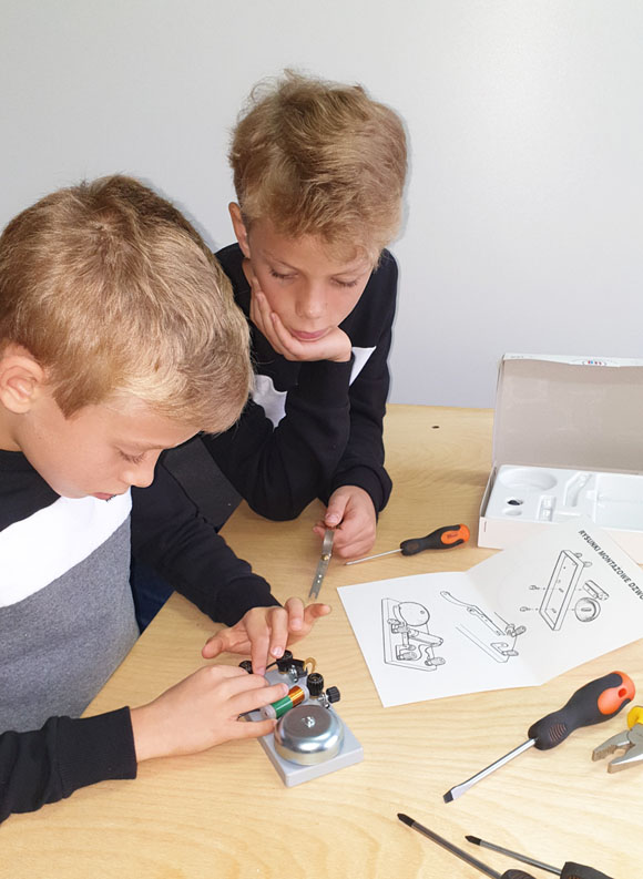 Zestaw konstrukcyjny elementów do montażu dzwonka elektrycznego dla ucznia pracownia techniki