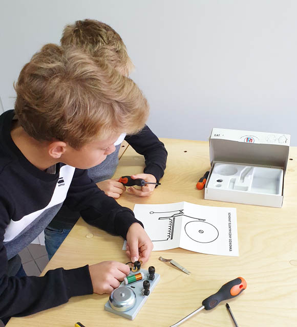 Zestaw elementów do montażu dzwonka elektrycznego dla ucznia laboratorium techniki