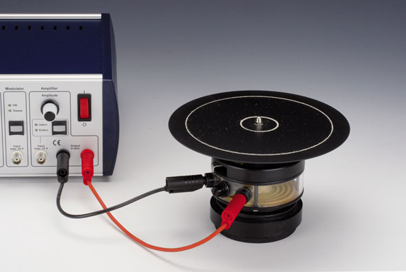 Wibrator elektromechaniczny w zestawieniu z płytką rezonansową oraz generatorem funkcyjnym
